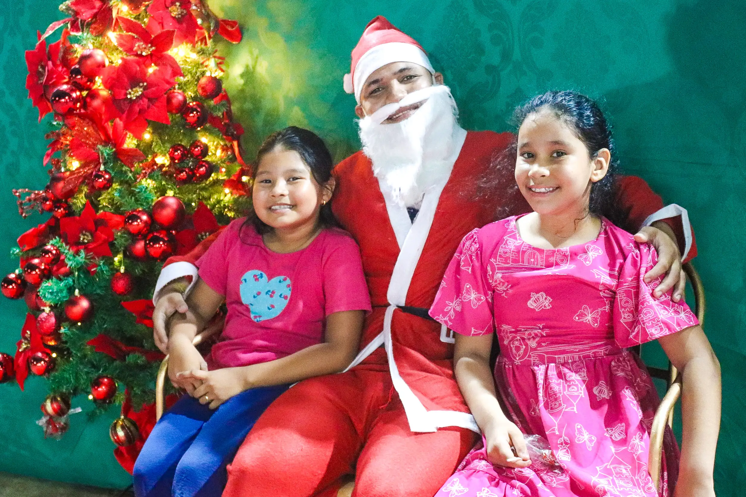 Galeria de imagens - Foto 3 da notícia: Feira Dulce Quemel Especial de Natal encanta Carutapera com noite de luz e união
