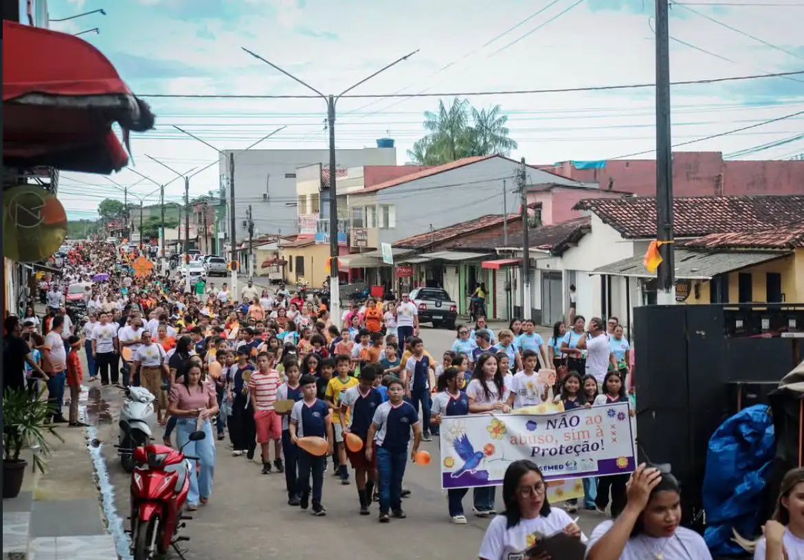 Prefeitura de Carutapera realiza caminhada do 18 de Maio com estudantes em defesa da proteção de crianças e adolescentes