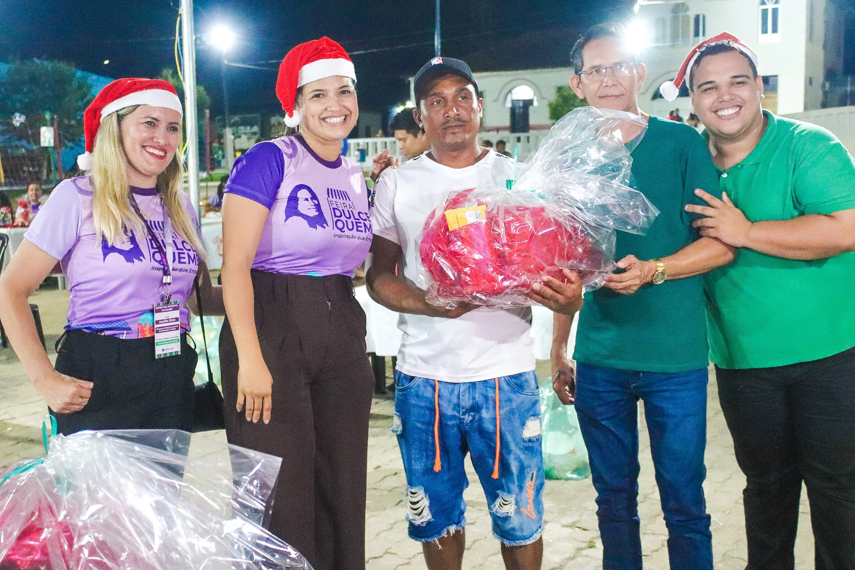 Galeria de imagens - Foto 1 da notícia: Feira Dulce Quemel Especial de Natal encanta Carutapera com noite de luz e união