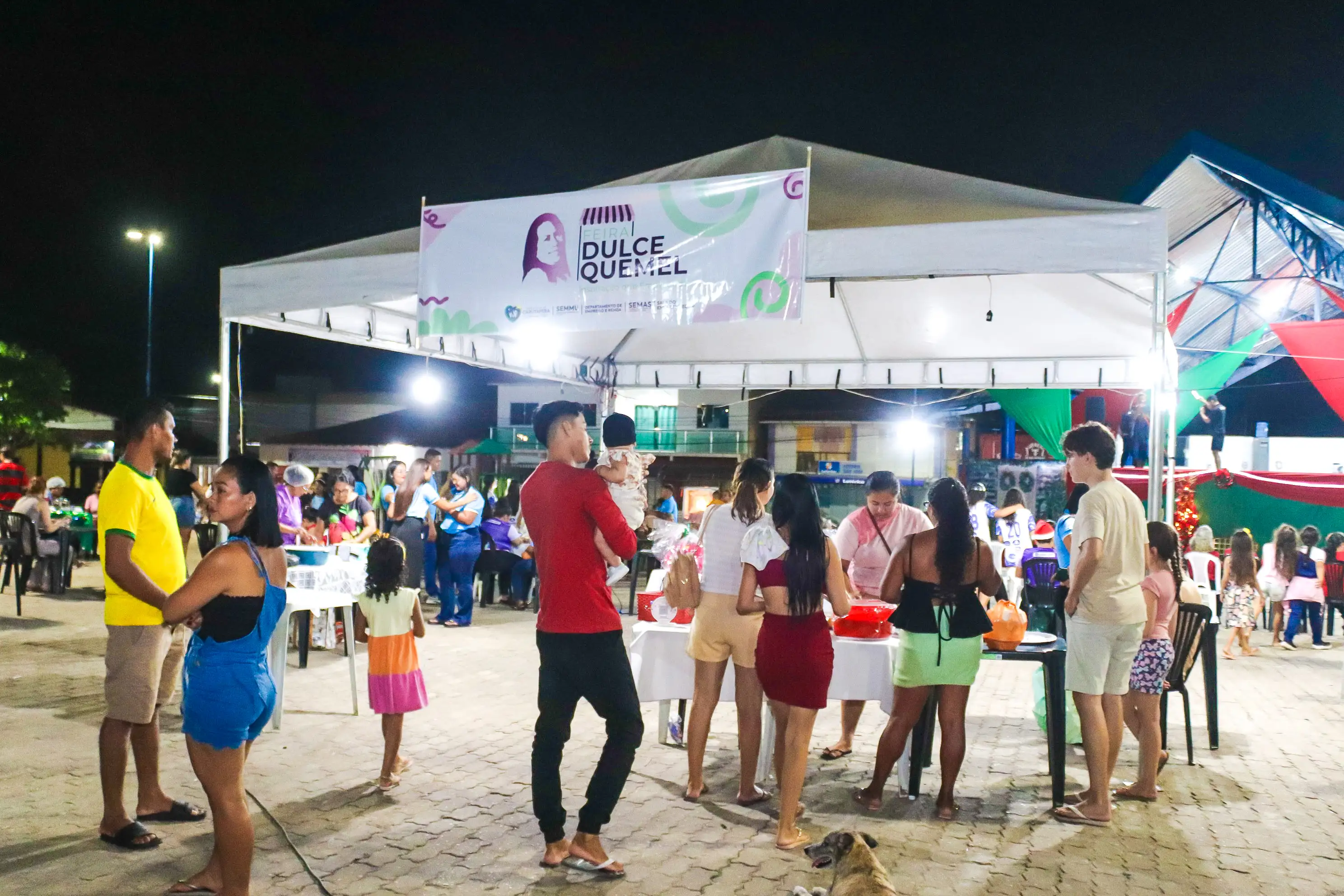 Galeria de imagens - Foto 4 da notícia: Feira Dulce Quemel Especial de Natal encanta Carutapera com noite de luz e união